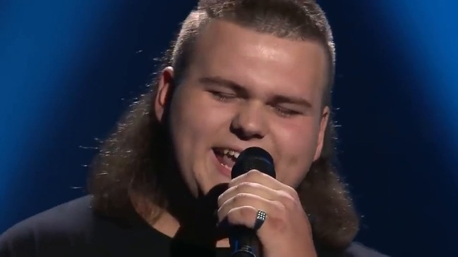 Adam Ludewig sings ‘Leave A Light On’ (The Voice)