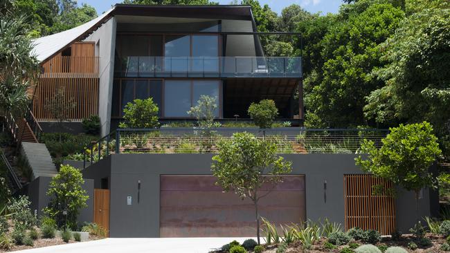 The garden needed to be both beautiful, in keeping with the standard of the architecture, and low maintenance so that the owners would not need to spend their leisure time pruning and clearing cuttings.