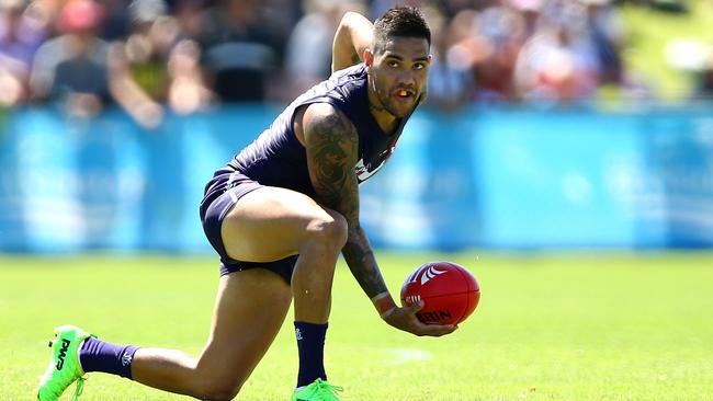 Michael Walters has re-signed with the Fremantle Dockers.