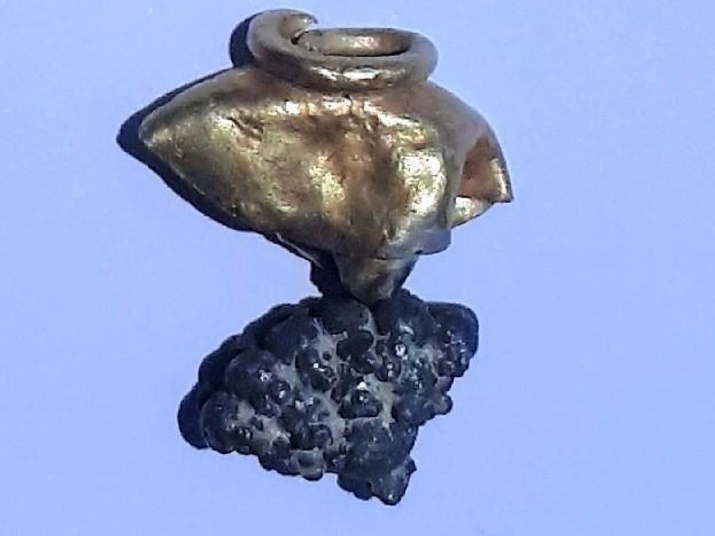 The earring or tassel ornament made of gold and silver from the destruction layer of 587/586 BCE. Mt Zion Archaeological Expedition/Rafi Lewis.