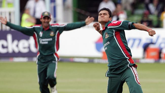 Mashrafee Mortaza of Bangladesh celebrates the wicket of Matthew Hayden.