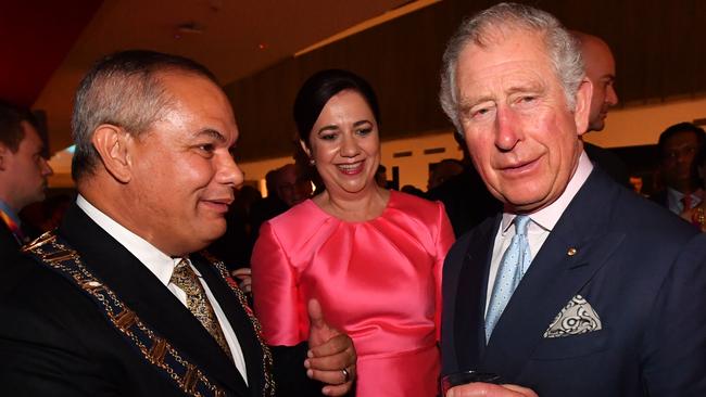 King Charles (right) with Gold Coast Mayor Tom Tate (left) and then-Queensland Premier Annastacia Palaszczuk in 2018. (AAP Image/Darren England)