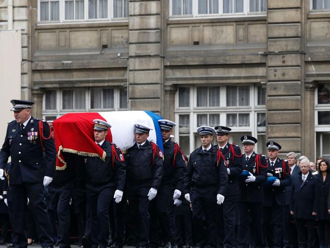 Paris : des militants écologistes perturbent le défilé Louis