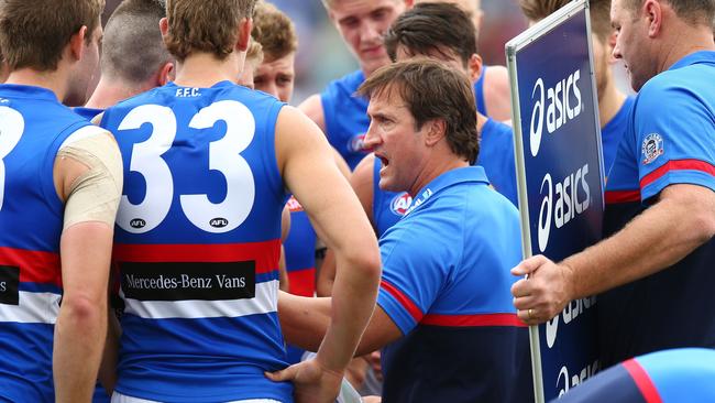 Luke Beveridge talks to his players in Canberra.