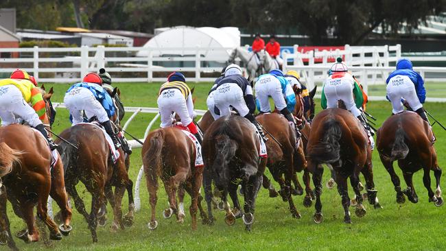 Pat Cosgrave riding Best Solution widest runner out of the first turn