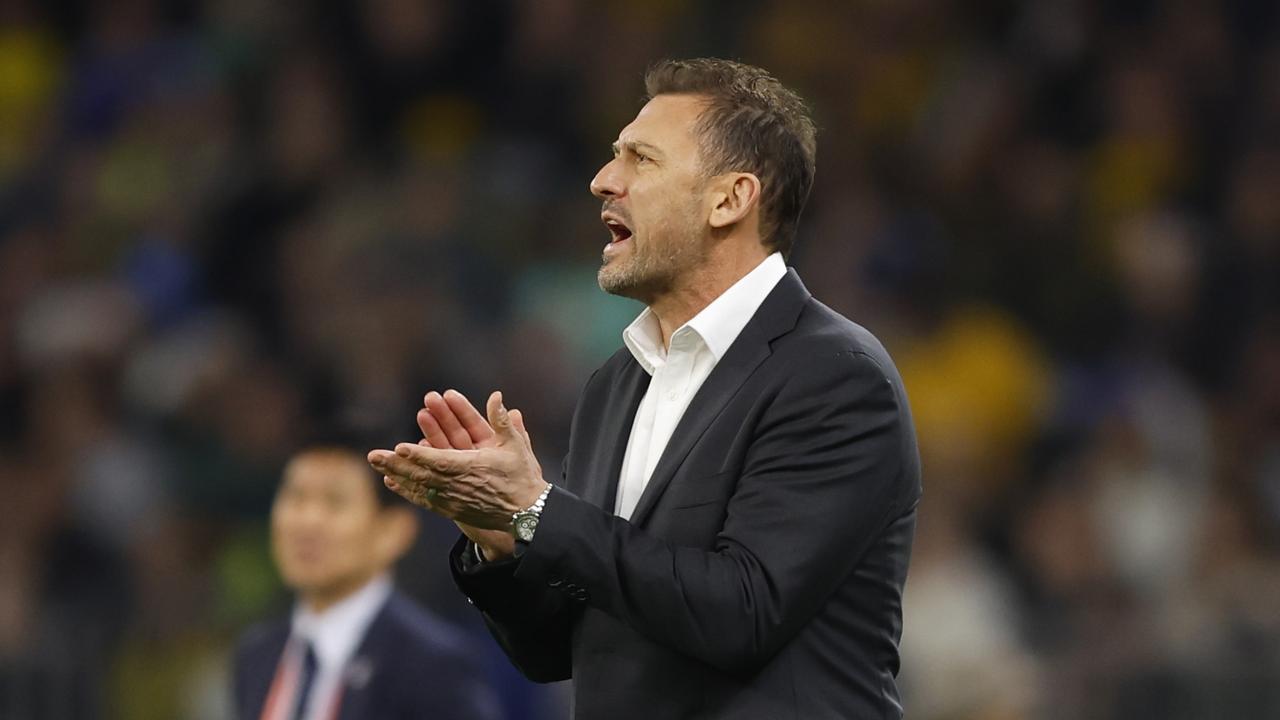Tony Popovic tries to lift the troops at Optus Stadium. (Photo by James Worsfold/Getty Images)