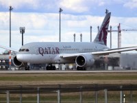 03 April 2021, Brandenburg, Schönefeld: A Boeing 787 Dreamliner of the airline Qatar Airways takes off from the southern runway of Berlin Brandenburg Airport "Willy Brandt" in the direction of Doha. Since the beginning of April 2021, both runways have been used in monthly rotation in order to distribute aircraft noise pollution more evenly in the region. Photo: Soeren Stache/dpa-Zentralbild/ZB (Photo by Soeren Stache/picture alliance via Getty Images)