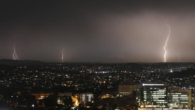 A lightning storm passing over Brisbane, 16th of February 2018.  (AAP Image/Josh Woning)