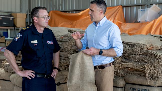 Premier Malinauskas and SES’s Chris Beattie with sandbags. Picture: NCA NewsWire