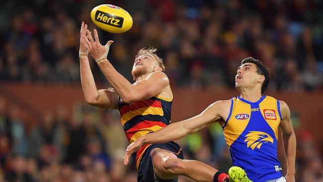 Hugh Greenwood takes a grab on Saturday. Picture: Daniel Kalisz/Getty Images)