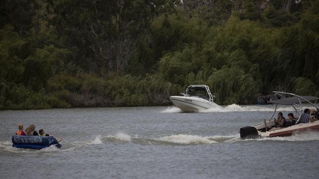 Boats in action on the Murray River at Mannum. Picture: Brett Hartwig