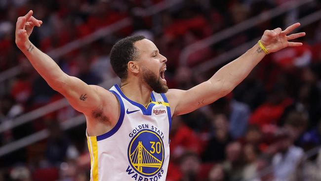 HOUSTON, TEXAS - DECEMBER 11: Stephen Curry #30 of the Golden State Warriors celebrates a three-point basket against during the second half of a quarterfinal game in the NBA Emirates Cup at Toyota Center on December 11, 2024 in Houston, Texas. NOTE TO USER: User expressly acknowledges and agrees that, by downloading and or using this photograph, User is consenting to the terms and conditions of the Getty Images License Agreement.   Alex Slitz/Getty Images/AFP (Photo by Alex Slitz / GETTY IMAGES NORTH AMERICA / Getty Images via AFP)