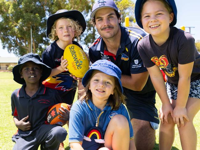 Primary School students Hazel Awou-Sluggett, 8, of Berri Primary School, Jack Facey, 6, of Renmark North,  Adelaide Crows player Darcy Fogarty, Chelsea Harwood, 9,  and Brooke Klingbiel, 8, from Cobdogla Primary at the Adelaide Crows Superclinic at Berri Primary School, Berri, Erawirunga, Tuesday February 7, 2023. (The Advertiser/ Morgan Sette)