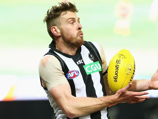 Jordan Roughead of the Magpies takes a mark during the Round 4 AFL Match between the GWS Giants and the Collingwood Magpies at Giants Stadium in Sydney, Friday, June 26, 2020. (AAP Image/Mark Nolan) NO ARCHIVING, EDITORIAL USE ONLY