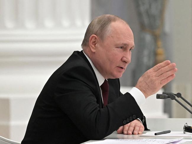 TOPSHOT - Russian President Vladimir Putin chairs a meeting with members of the Security Council in Moscow on February 21, 2022. - President Vladimir Putin said on February 21, 2022, he would make a decision "today" on recognising the independence of east Ukraine's rebel republics, after Russia's top officials made impassioned speeches in favour of the move. (Photo by Alexey NIKOLSKY / Sputnik / AFP)