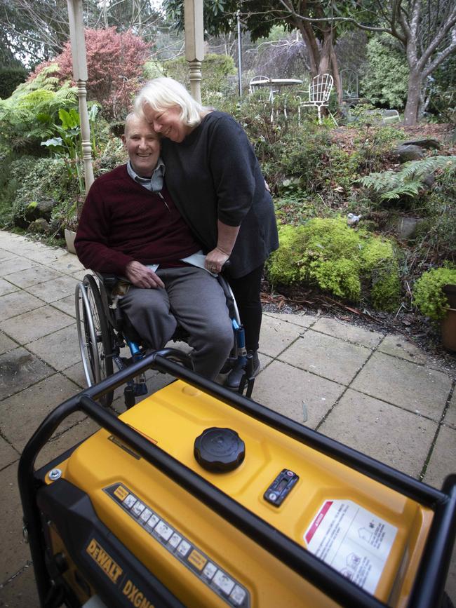 After much delay Olinda resdient Rhonda Gasson and her husband finally receive a generator. Photograph by Arsineh Houspian