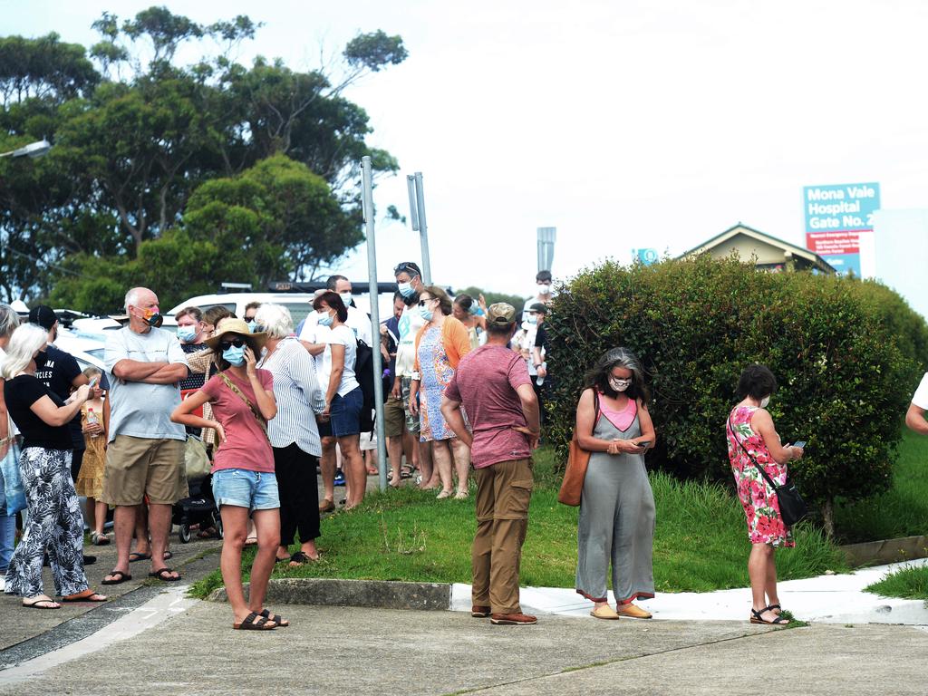 Northern Beaches local residents line up at Mona Vale hospital for COVID-19 tests after four locally acquired cases were reported in the area. <span style="font-family: Merriweather, Georgia, &#34;Times New Roman&#34;, Times, serif; font-size: 11pt;">Picture: NCA NewsWire / Jeremy Piper</span>