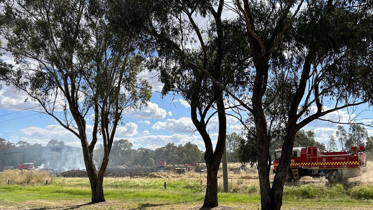 Firefighters Battle Grass Fire On Goulburn Valley Hwy In Numurkah ...