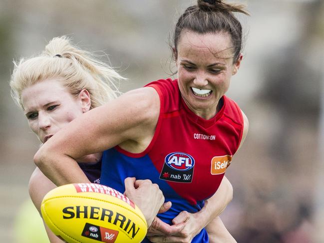 Sarah Lampard for the Melbourne Demons and Dana Hooker for the Fremantle Dockers during the Round 3 AFLW match between the Fremantle Dockers and the Melbourne Demons at Fremantle Oval in Fremantle, Sunday, February 18, 2018. (AAP Image/Tony McDonough) NO ARCHIVING, EDITORIAL USE ONLY