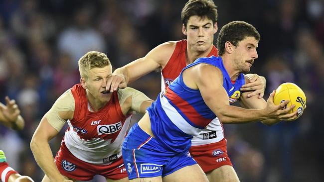 Tom Liberatore gets away from Dan Hannebery. Picture: Getty Images