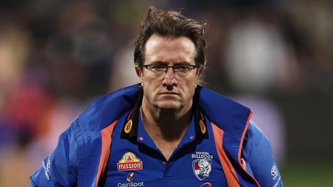 MELBOURNE, AUSTRALIA - August 26 , 2023. AFL . Luke Beveridge , Senior Coach of the Bulldogs at 3 quarter time during the round 24 match between Geelong and the Western Bulldogs at GMHBA Stadium in Geelong, Australia. Photo by Michael Klein.