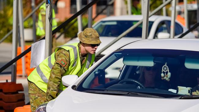 NSW police and army personnel at the Albury NSW border crossing. Picture: NCA NewsWire/Simon Dallinger