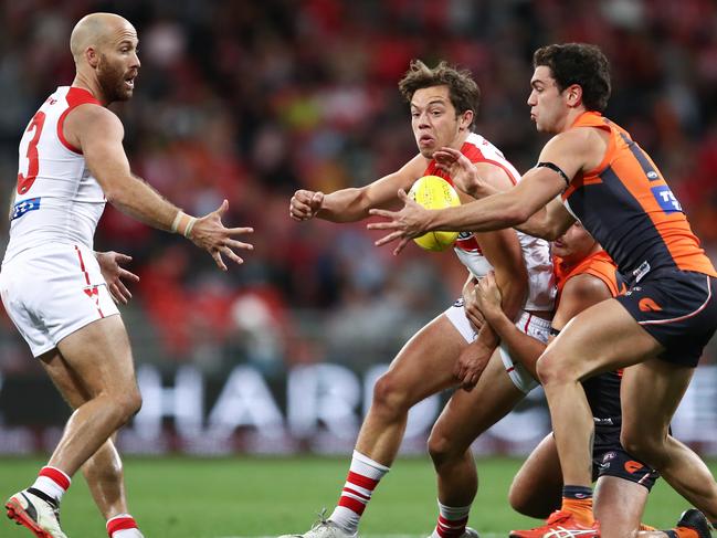 Tim Taranto and Harry Perryman of the Giants contests the ball with Oliver Florent of the Swans during the Round 22 AFL match between the Greater Western Sydney (GWS) Giants and the Sydney Swans at Spotless Stadium in Sydney, Saturday, August 18, 2018. (AAP Image/Brendon Thorne) NO ARCHIVING, EDITORIAL USE ONLY