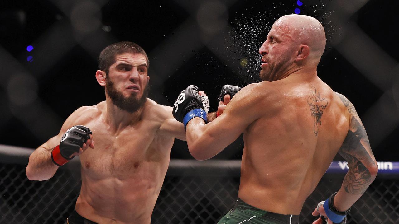 Islam Makhachev (L) defeated Alex Volkanovski (R) by unanimous decision on Sunday night, but not everyone agreed with the call. Picture: Sam Ruttyn