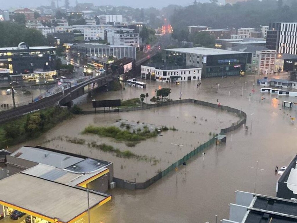 Flooding in Auckland looking from Beach Rd at the bottom of Parnell towards the Auckland Domain. Photo / Tom McCondach