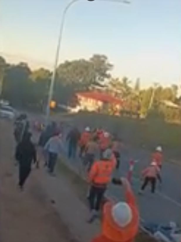 Vision has emerged of a wild brawl between striking tradies and non-union workers who tried to cross a picket line at one of the sites of Queensland's largest infrastructure project.