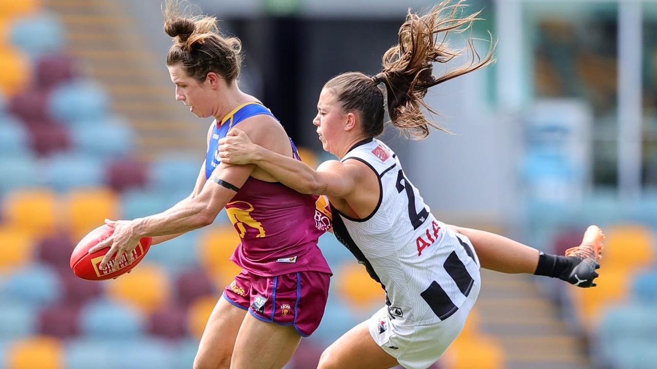 Catherine Svarc tries to break clear of Magpie Chloe Molloy. Picture: Russell Freeman/AFL Photos via Getty Images