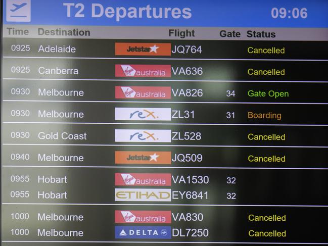 SYDNEY, AUSTRALIA - NewsWire Photos SEPTEMBER 22, 2022: Public Holiday travellers queue and wait at Sydney Domestic Airport. Picture: NCA NewsWire / Nikki Short