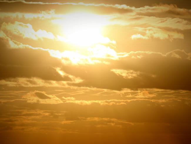 A cloudy,Sunny start to Monday seen from Sydneys eastern suburbs .pic John Grainger