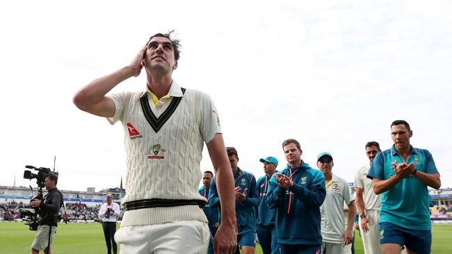 Cummins’ teammates applaud their skipper as he leaves the field.