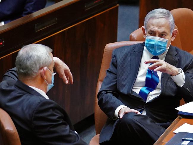 A handout picture released by the Israeli Knesset (parliament) spokesperson's office on May 17, 2020, shows Israeli Prime Minister Benjamin Netanyahu (R) and alternate PM Benny Gantz speaking during a swearing-in ceremony of the new government in Jerusalem. (Photo by Adina Valman / KNESSET SPOKESPERSON OFFICE / AFP) / === RESTRICTED TO EDITORIAL USE - MANDATORY CREDIT "AFP PHOTO / HO / KNESSET SPOKESPERSON OFFICE - NO MARKETING - NO ADVERTISING CAMPAIGNS - DISTRIBUTED AS A SERVICE TO CLIENTS ===