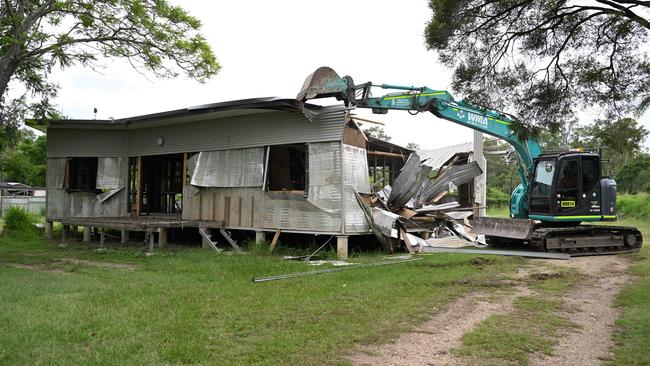 24/01/2023:  Deputy Premier Steven Miles (white shirt), Ipswich mayor Teresa Harding (in pink), member for Oxley, Milton Dick (dark blue) and others as heavy machinery and specialist crews begin demolishing houses in Enid st Goodna, that were among the first bought through the joint Commonwealth and State government $741 million Resilient Homes Fund. pic Lyndon Mechielsen/Courier Mail