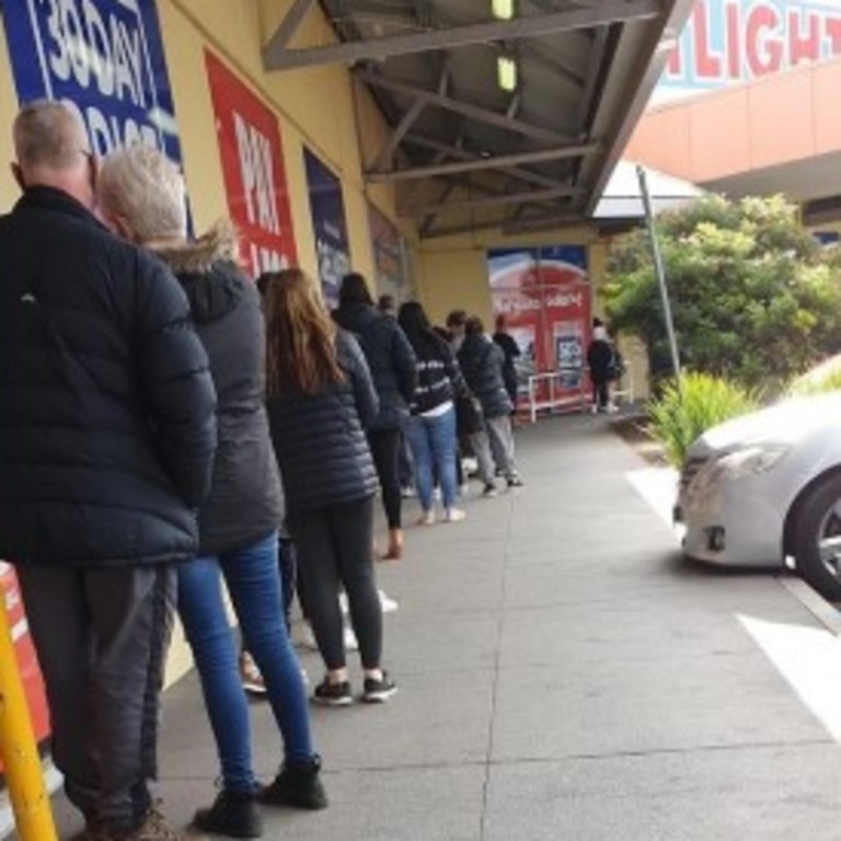 Melburnians queuing for masks this afternoon ahead of Wednesday's deadline for face coverings. Picture: Twitter/@Kathblue