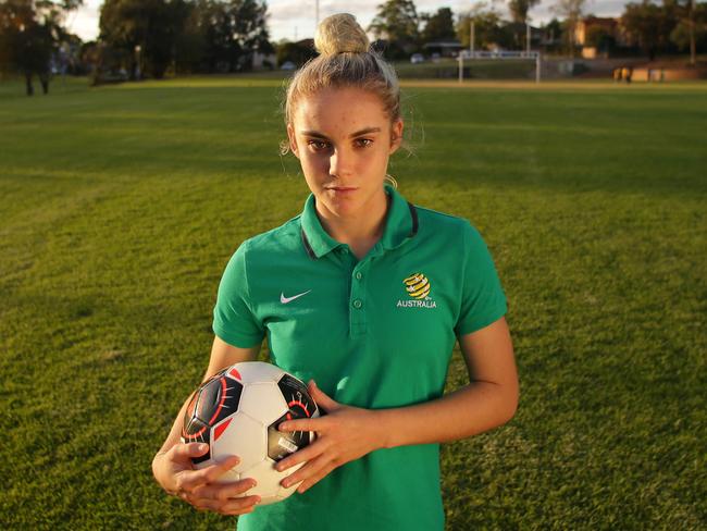 Ellie Carpenter played for the Australian under-16s and under-20s teams in 2015 before being offered a W-League contract by the western Sydney Wanderers.