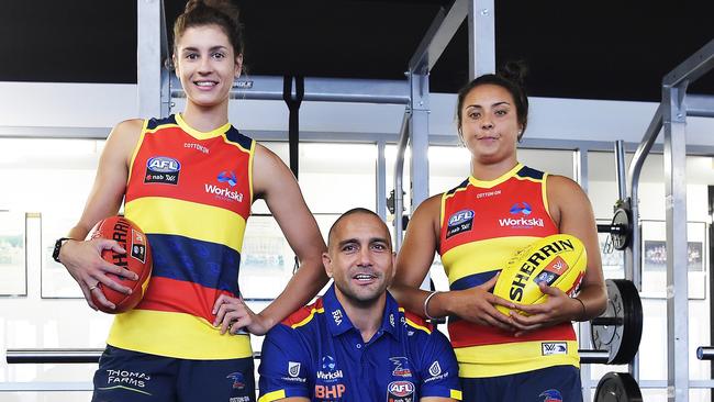 Adelaide women's players Jasmyn Hewett and Ruth Wallace with Andrew McLeod.