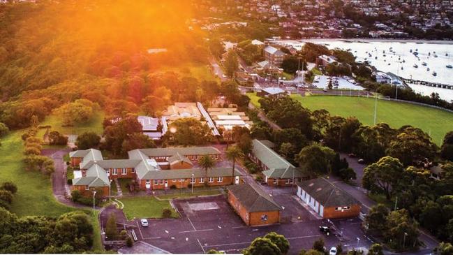 A photo of Middle Head, showing the oval (right).