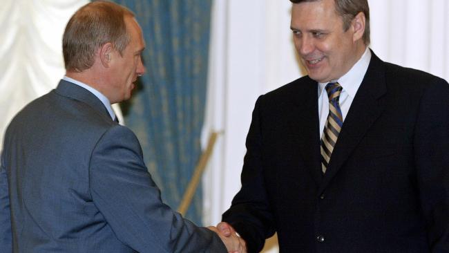 Russian President Vladimir Putin (L) shakes hands with Prime Minister Mikhail Kasyanov (R) during a meeting in 2003. Picture: Yuri Kadobnov/AFP via Getty Images