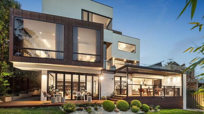 The private online auction for the six-bedroom, six-bathroom Kew house paid off with a $6.525 million sale.