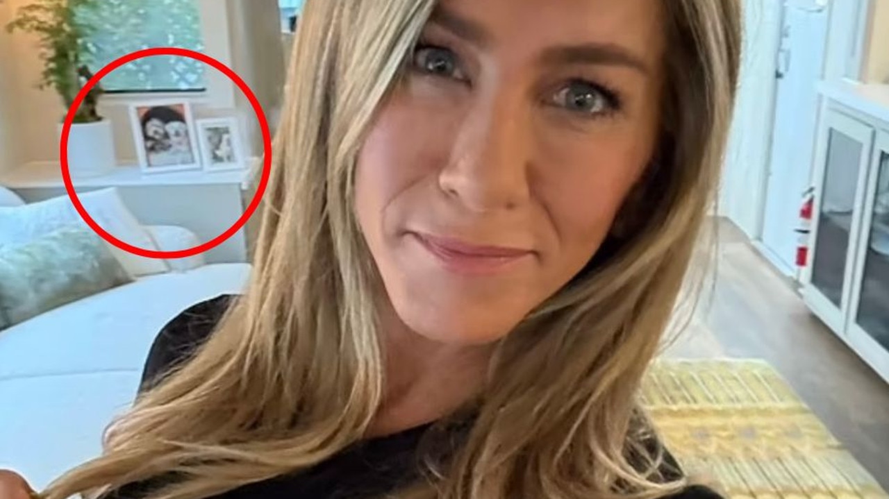 Jen’s bedroom selfie reveals personal detail