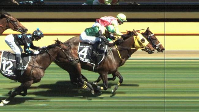 Melbourne Cup race pics finish