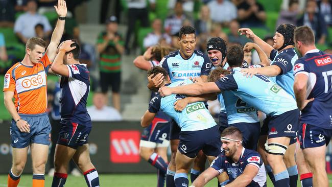 MELBOURNE, AUSTRALIA - MARCH 24: Bernard Foley of the Waratahs scores the winning try as teammates come in to celebrate during the round five Super Rugby match between the Rebels and the Waratahs at AAMI Park on March 24, 2017 in Melbourne, Australia. (Photo by Michael Dodge/Getty Images)