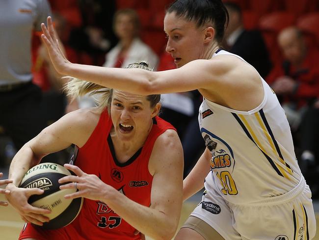 Perth Lynx on the attack in their loss to the Sydney Uni Flames.