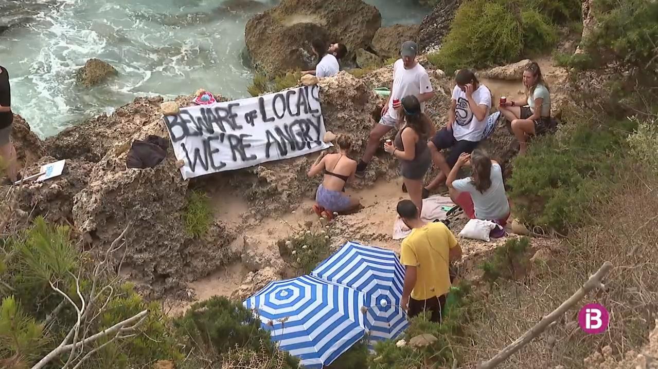 Another sign read ‘beware of locals we’re angry’. Picture: IB3 NOTÍCIES