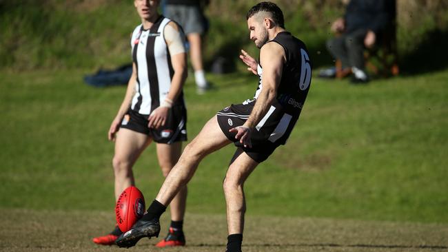 Jai Robinson in action for Montmorency. Picture: Hamish Blair