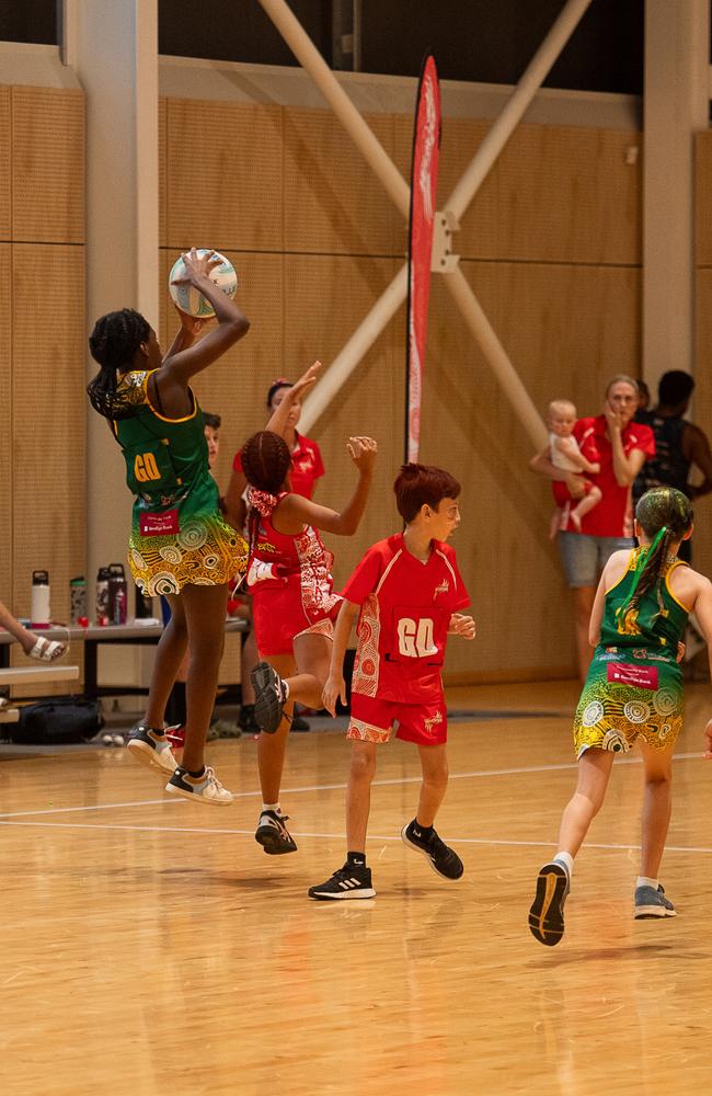 Waratahs White take on the PINTS Dragons in the 2023 Darwin Netball under-11 Div 2 grand final. Picture: Pema Tamang Pakhrin