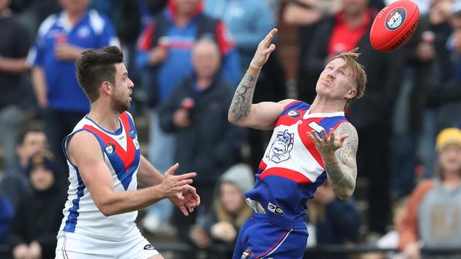 Jhye Baddeley-Kelly juggles a mark for North Heidelberg. Picture: David Crosling